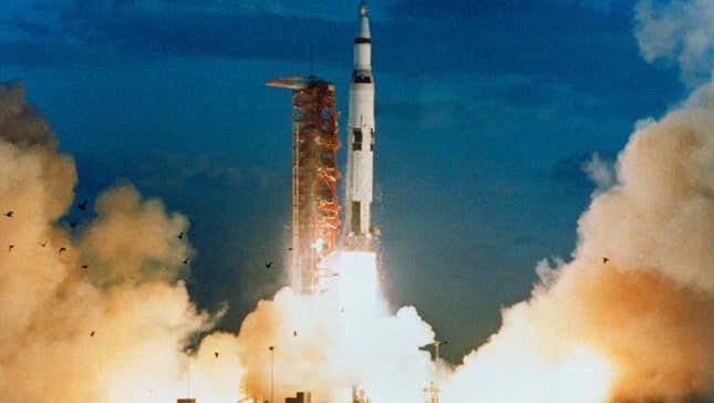 Imagen para el artículo titulado Los científicos desacreditan el mito de que el ruido del poderoso cohete Saturn V de la NASA derritió hormigón
