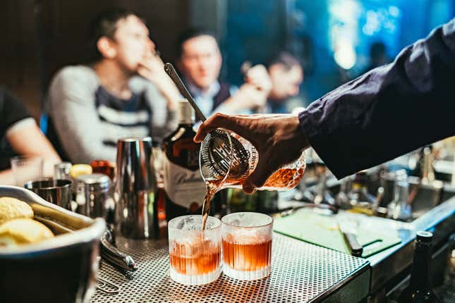 Image for article titled 今週のQuartz:若者の飲み物はどう変わったか?、インドの海から魚が消えた、ナイジェリアのエドデック