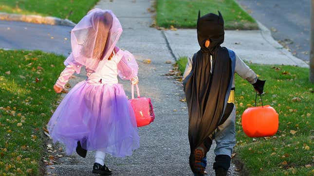 Image for article titled Trick-Or-Treating Dangers Every Parent Should Watch Out For