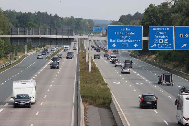 31 July 2022, Thuringia, Gera: Traffic on highway 9 at Hermsdorfer Kreuz. 