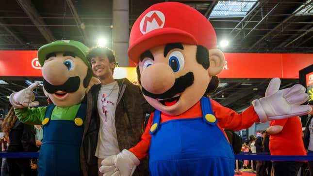 Mario and Luigi took some pictures with folks at 2022's Paris Game Week in Porte de Versailles.
