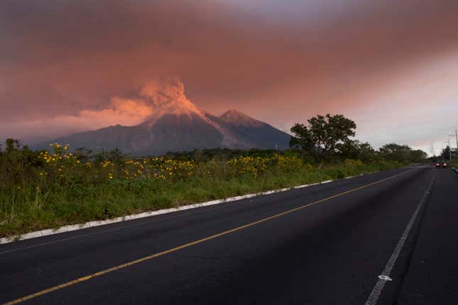 Image for article titled Guatemala’s deadly Volcan de Fuego is erupting again