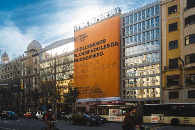 A photo of the Kings League banner with a message to Javier Tebas on Barcelona's Avenida Diagonal street.