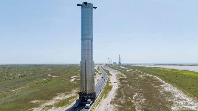 Imagen para el artículo titulado SpaceX monta el propulsor de la Starship en su plataforma de lanzamiento con dos enormes brazos robóticos