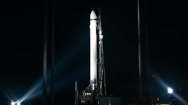 El cohete Terran 1 de Relativity Space en su plataforma de lanzamiento