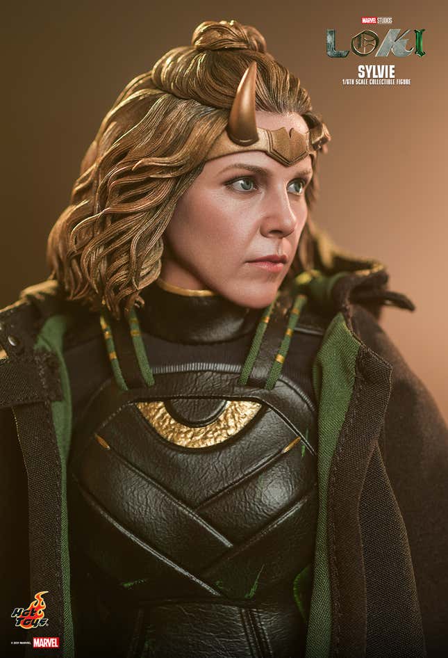 Image for article titled Loki and Sylvie Look Deep Into Each Other’s Souls in Their New Hot Toys Figures