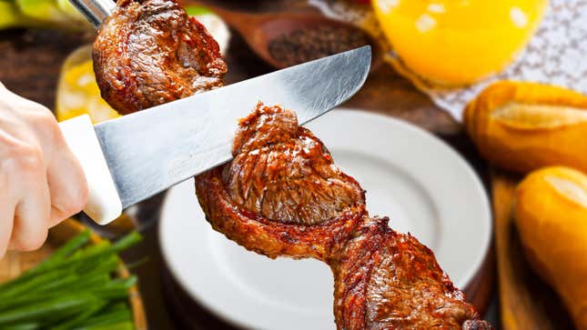 hand and knife slicing picanha