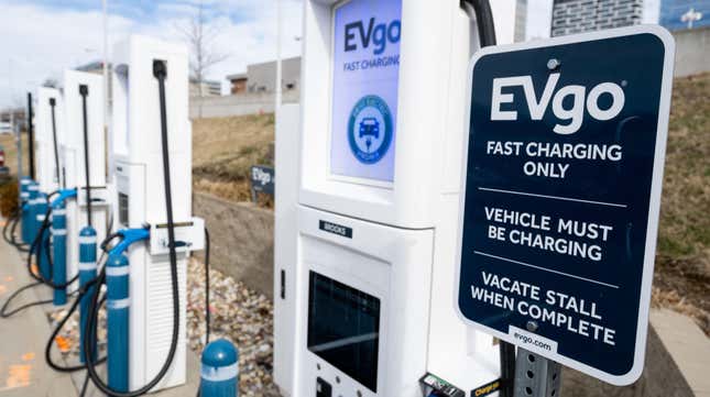 Imagen para el artículo titulado ¿Cuándo serán los cargadores de vehículos eléctricos tan comunes como las gasolineras?