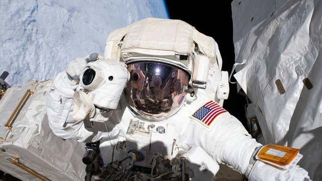 El astronauta de la NASA Andrew Morgan toma una fotografía mientras realiza una caminata espacial fuera de la Estación Espacial Internacional en noviembre de 2019