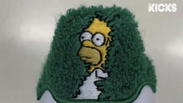 Imagen para el artículo titulado Adidas ha convertido el mítico meme de 'Homer en el arbusto' en unas zapatillas