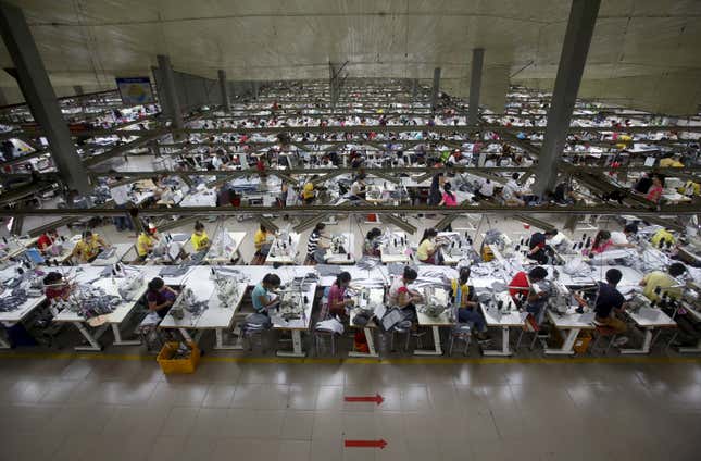 Labourers work at a garment factory in Bac Giang province, near Hanoi October 21, 2015. REUTERS/Kham/File Photo GLOBAL BUSINESS WEEK AHEAD PACKAGE - SEARCH "BUSINESS WEEK AHEAD AUG 1" FOR ALL IMAGES - RTSKHPK