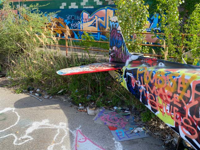Image for article titled Here's How A Plane Ended Up In The Middle Of A Street In Detroit