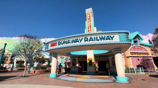Mickey and Minnie's Runaway Railway facade