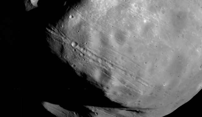 Detalle de la superficie de Fobos, la luna más grande de Marte