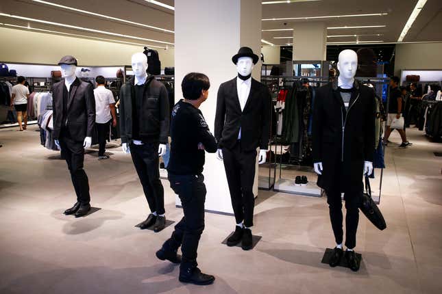 epa05587939 Shops dresses Mannequins in black and white clothing on display at a shopping mall in Bangkok, Thailand, 16 October 2016. Thailand's shops are experiencing a shortage in black clothing as the nation mourns The late King Bhumibol, the world's longest reigning monarch, who died at the age of 88 in Siriraj hospital on 13 October 2016. EPA/DIEGO AZUBEL