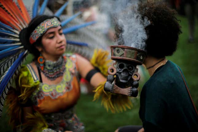 Image for article titled Photos: The real rituals of Native Americans make a beautiful protest of a phony US holiday