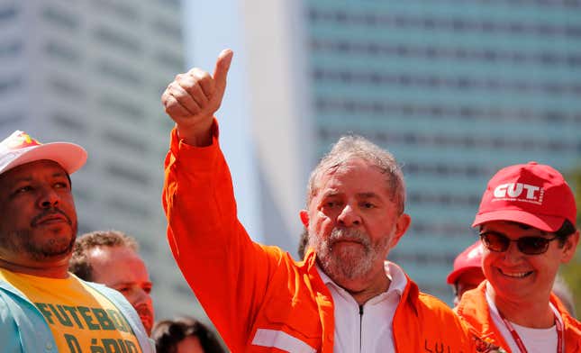 Brazil's former president Luiz Inacio Lula da Silva (C) gives the thumbs-up during a demonstration supporting both the exploration of the oil in the pre-salt layer on Brazil's offshore, as well as Brazil's Petrobras oil company, in Rio de Janeiro September 15, 2014. REUTERS/Sergio Moraes (BRAZIL - Tags: POLITICS ENERGY BUSINESS) - RTR46BCP