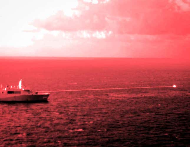 El buque portuario de transporte anfibio USS Portland realiza una demostración del sistema de armas láser de alta energía en un objetivo de entrenamiento de superficie estática, el 14 de diciembre, mientras navega en el Golfo de Adén