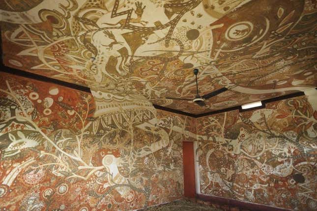 Image for article titled Japanese artists create stunning mud paintings on this Indian school’s walls—then wipe them off