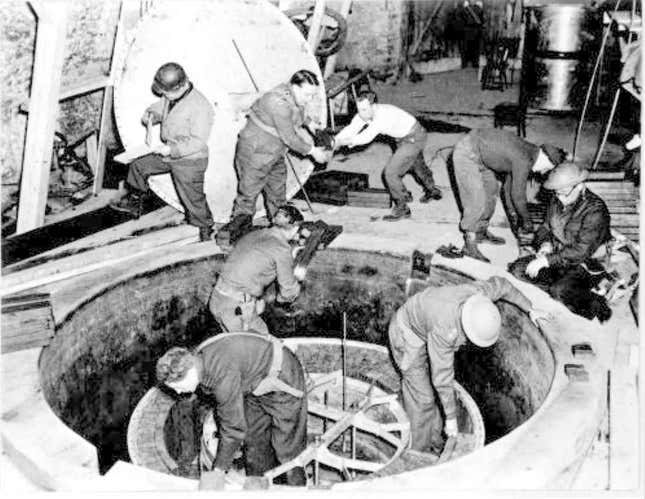 Las tropas estadounidenses y británicas desmontan el intento de reactor nuclear de los nazis en Haigerloch en abril de 1945.