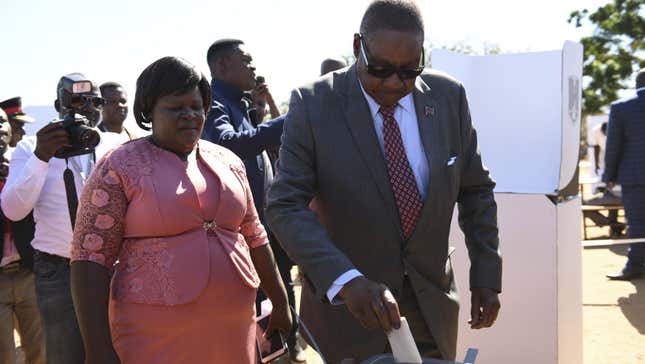 Malawi’s President Peter Mutharika casts his vote at a polling station near Blantyre, Malawi in 2019