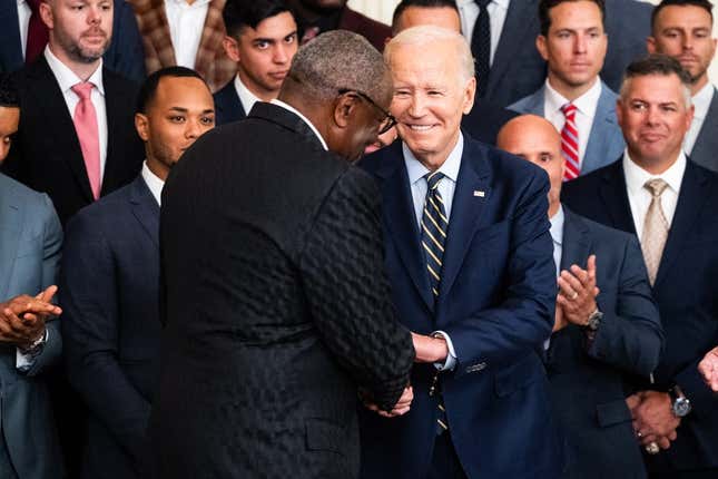 7. August 2023;  Washington, D.C., USA;  Präsident Joe Biden schüttelt Houston Astros-Manager Dusty Baker im Weißen Haus die Hand, um am Montag, den 7. August 2023, den Sieg bei der MLB 2022 World Series zu feiern.