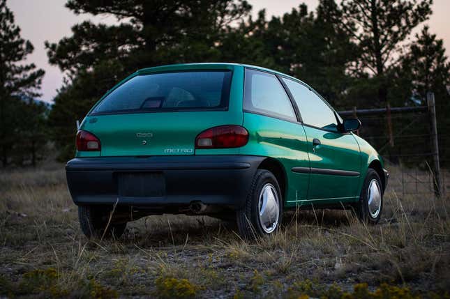 タイトルが $4,500 の記事の画像、この 1995 年の Geo Metro は走行距離を稼ぐ驚異ですか?