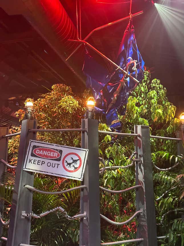Image for article titled Behold The Throne of Photo Ops at the Jurassic Park SDCC Experience