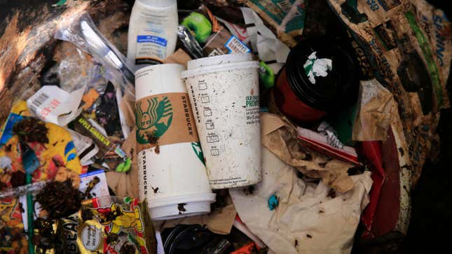 Los vasos de papel se tiran en botes de basura en el centro de Berkeley, California, el 18 de abril de 2018.