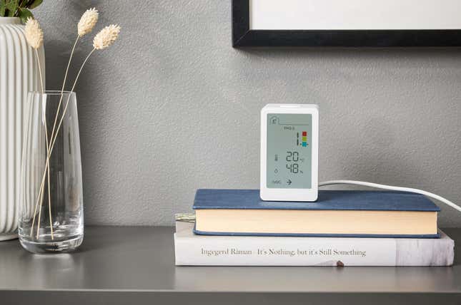 Imagen para el artículo titulado Lo último de Ikea es un sensor que mide la calidad del aire que respiras en tu casa