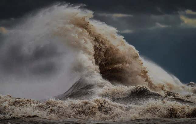 Image for article titled Photos: The massive, mountainous waves of Lake Erie