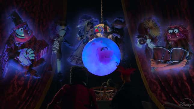 Gonzo and Pepe King Prawn meeting a bunch of disembodied spirits, one of whom is Miss Piggy (as Madame Leota) trapped in a crystal ball.