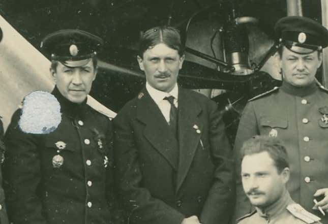 Henri Pequet (centre).