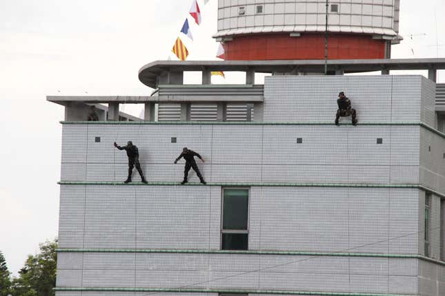 PLA soldiers perform an anti-terrorism exercise.