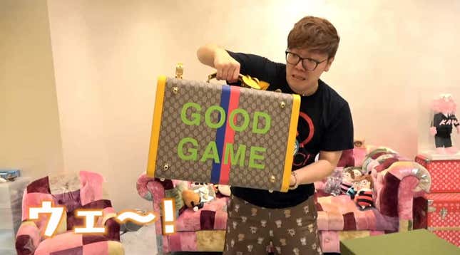 Imagen para el artículo titulado El YouTuber más grande de Japón compró la Xbox de Gucci de 10.000 dólares