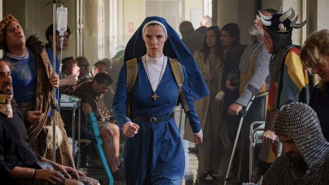 Betty Gilpin como Simone en la Sra. Davis.