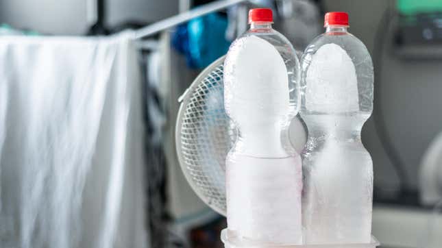 DIY air conditioner using frozen water bottles and a fan.