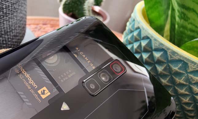 Imagen para el artículo titulado Probamos el RedMagic 6S Pro: un móvil de gama alta para juegos, pero de gama baja para fotos