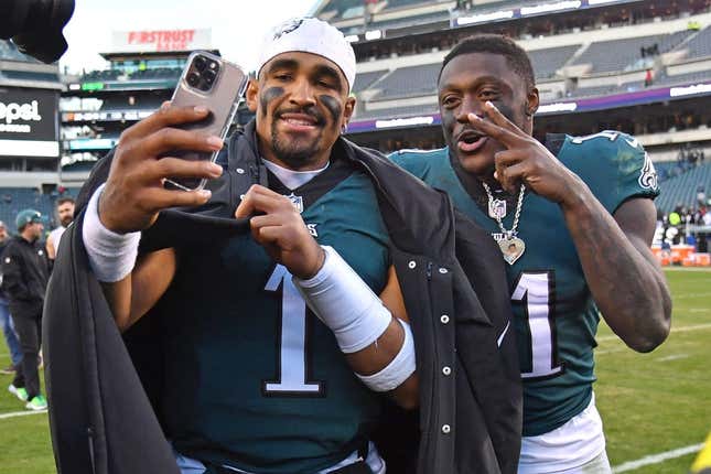 Eagles WR A.J. Brown: No beef with QB Jalen Hurts