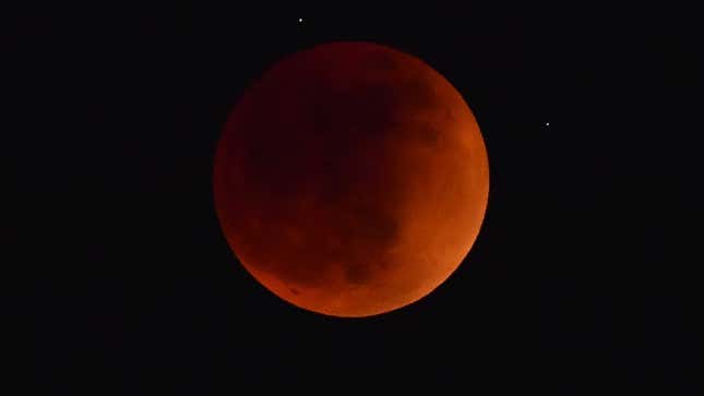 Imagen para el artículo titulado La NASA muestra en vídeo un espectacular eclipse lunar total desde el espacio