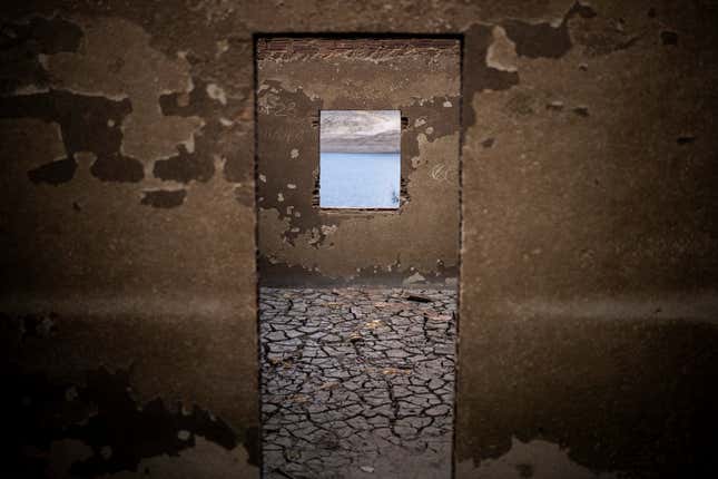 Imagen para el artículo titulado La sequía deja al descubierto un pueblo fantasma sumergido en España