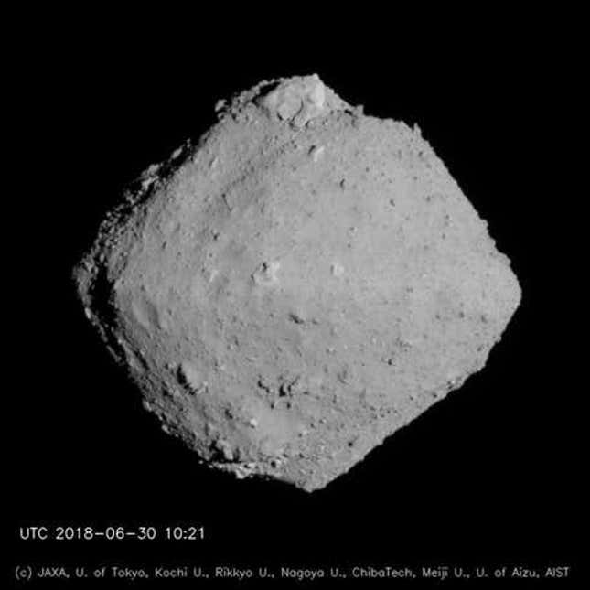 Imagen para el artículo titulado Muestras de asteroides traídas a la Tierra contienen moléculas clave para la vida