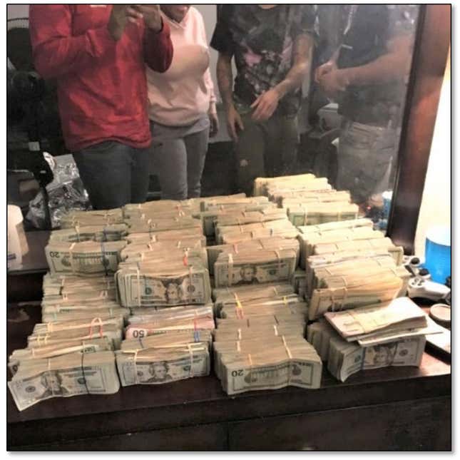 Image for article titled Heist Team Allegedly Stole $500,000 From Drug Dealer by Using an Apple Watch as a Tracker