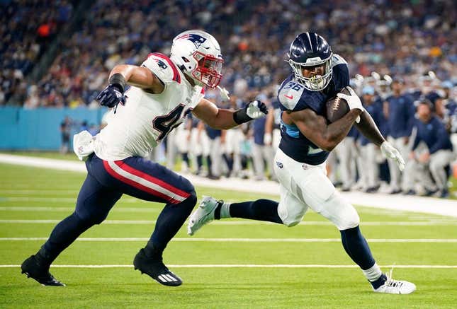 Der Running Back der Tennessee Titans, Julius Chestnut (36), erzielt im zweiten Viertel im Nissan Stadium in Nashville, Tennessee, am Freitag, den 25. August 2023, einen Touchdown gegen den Linebacker der New England Patriots, Diego Fagot (42).