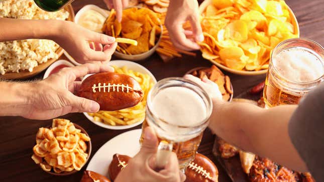 Image for article titled How Much Food and Beer Do You Need for Your Super Bowl Party?
