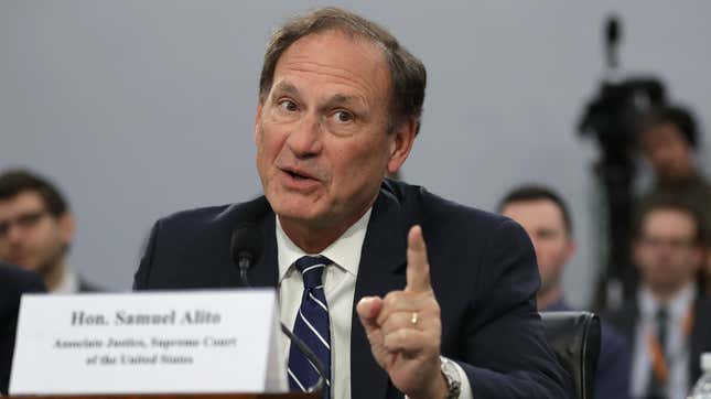 Image for article titled Samuel Alito Gloats About Abortion Ruling, Says Boris Johnson &#39;Paid the Price&#39; for Condemning It
