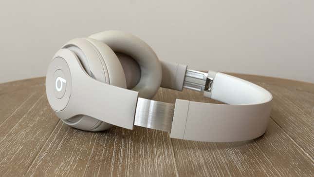 The headband extended on the Beats Studio Pro wireless headphones, revealing a metal band inside.
