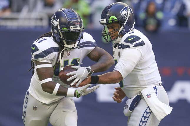 12. Dez. 2021;  Houston, Texas, USA;  Seattle Seahawks Quarterback Russell Wilson (3) übergibt den Ball an Seattle Seahawks Running Back Alex Collins (41) gegen die Houston Texans im NRG Stadium.