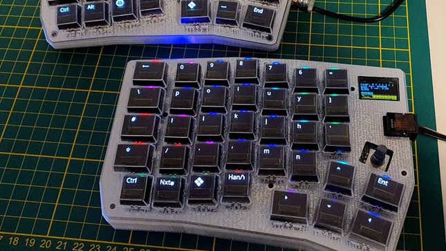 Image for article titled Mechanical Keyboard Swaps Out Keycaps for Tiny OLED Screens