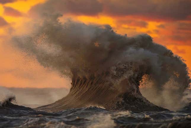 Image for article titled Photos: The massive, mountainous waves of Lake Erie
